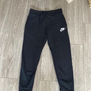 Black size M big kids Nike